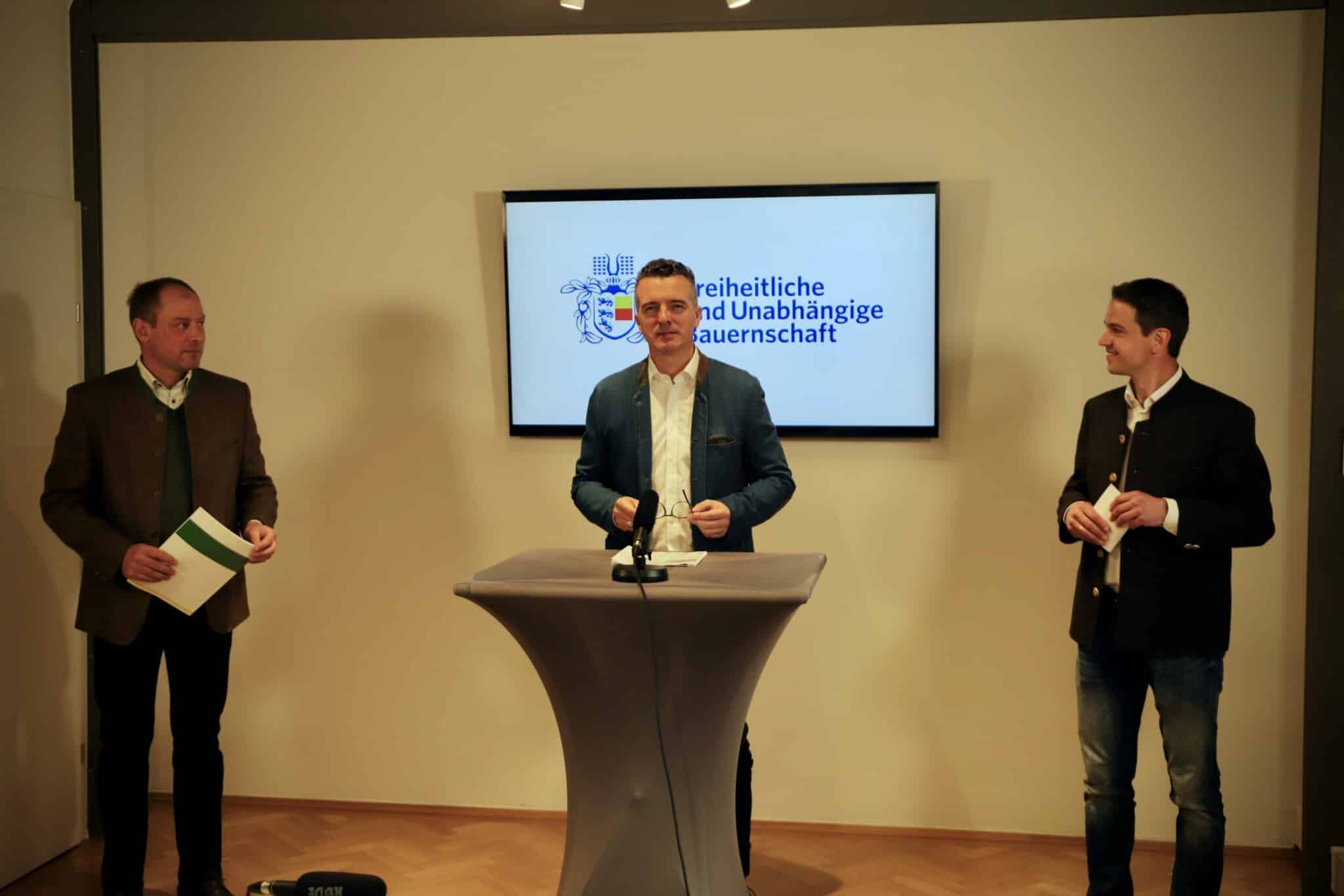 Am Bild v.l.: Landwirtschaftskammer-Vizepräsident Manfred Muhr, FPÖ-Landesparteiobmann Gernot Darmann und Kammerrat Roman Linder bei der heutigen Pressekonferenz.