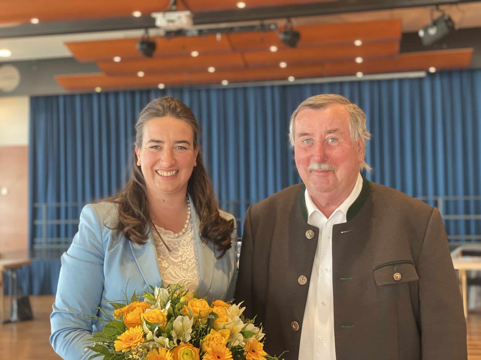 Eine starke Frau: Silvia Häusl-Benz wurde erneut zur Bürgermeisterin von Pörtschach gewählt. Am Bild mit ihrem stolzen Vater bei der Angelobung.