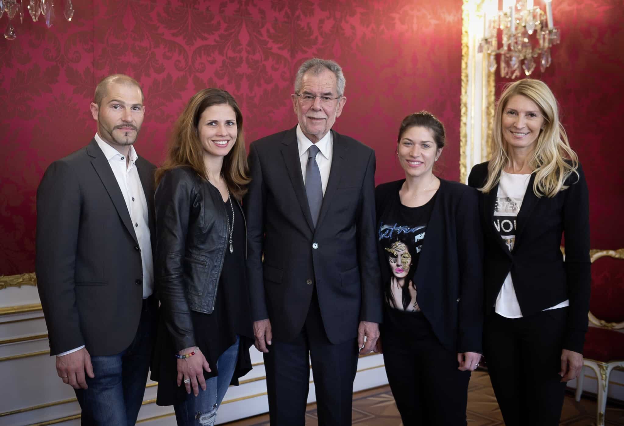 Kurath (links) 2017 nach einer Besprechung in der Hofburg mit dem Bundespräsidenten und Mitarbeiterinnen des Protokolls