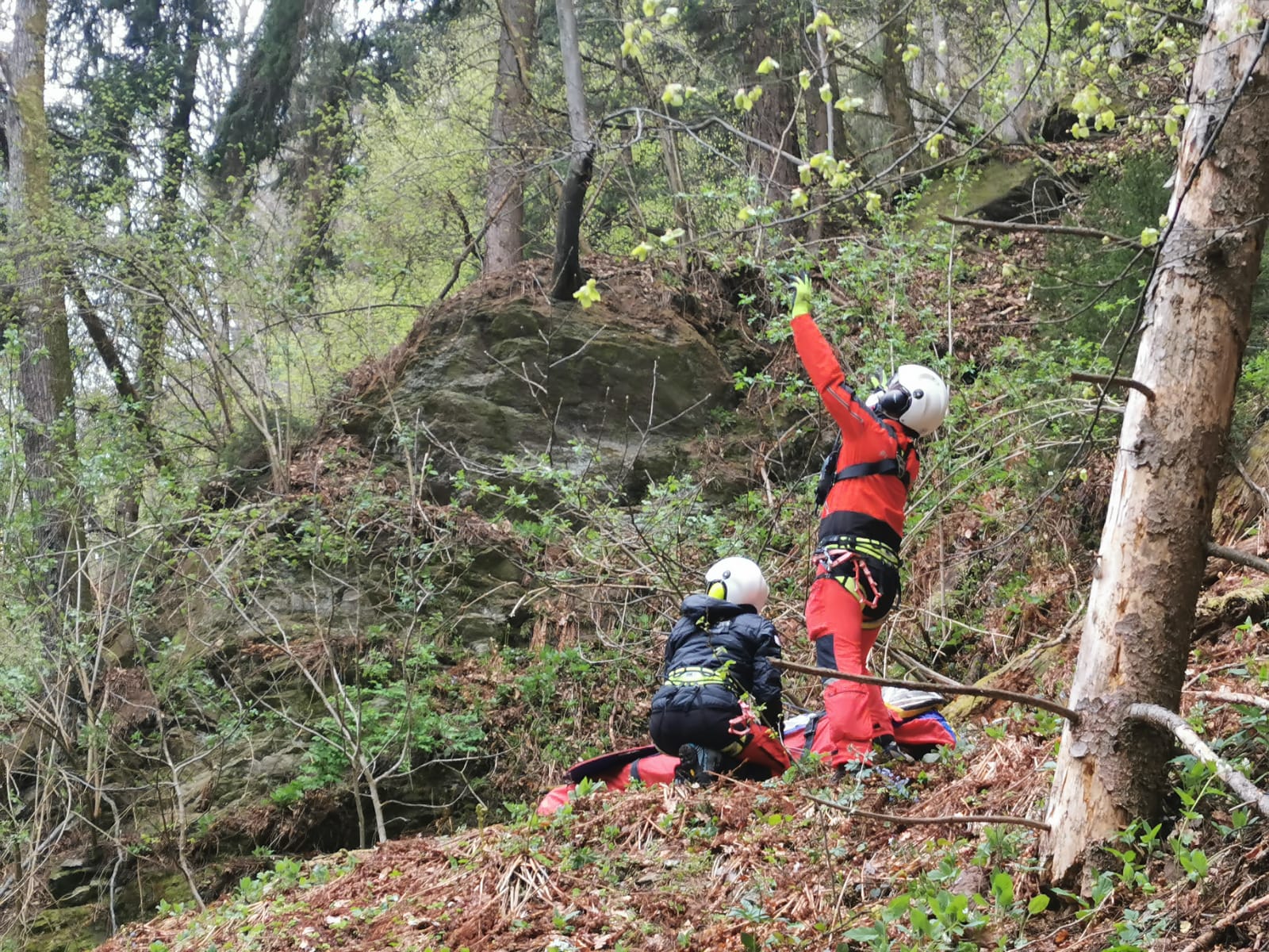 Mittels Seil wurde die verletzte Wanderin geborgen und vom Rettungshubschrauber RK1 in das LKH Villach geflogen.