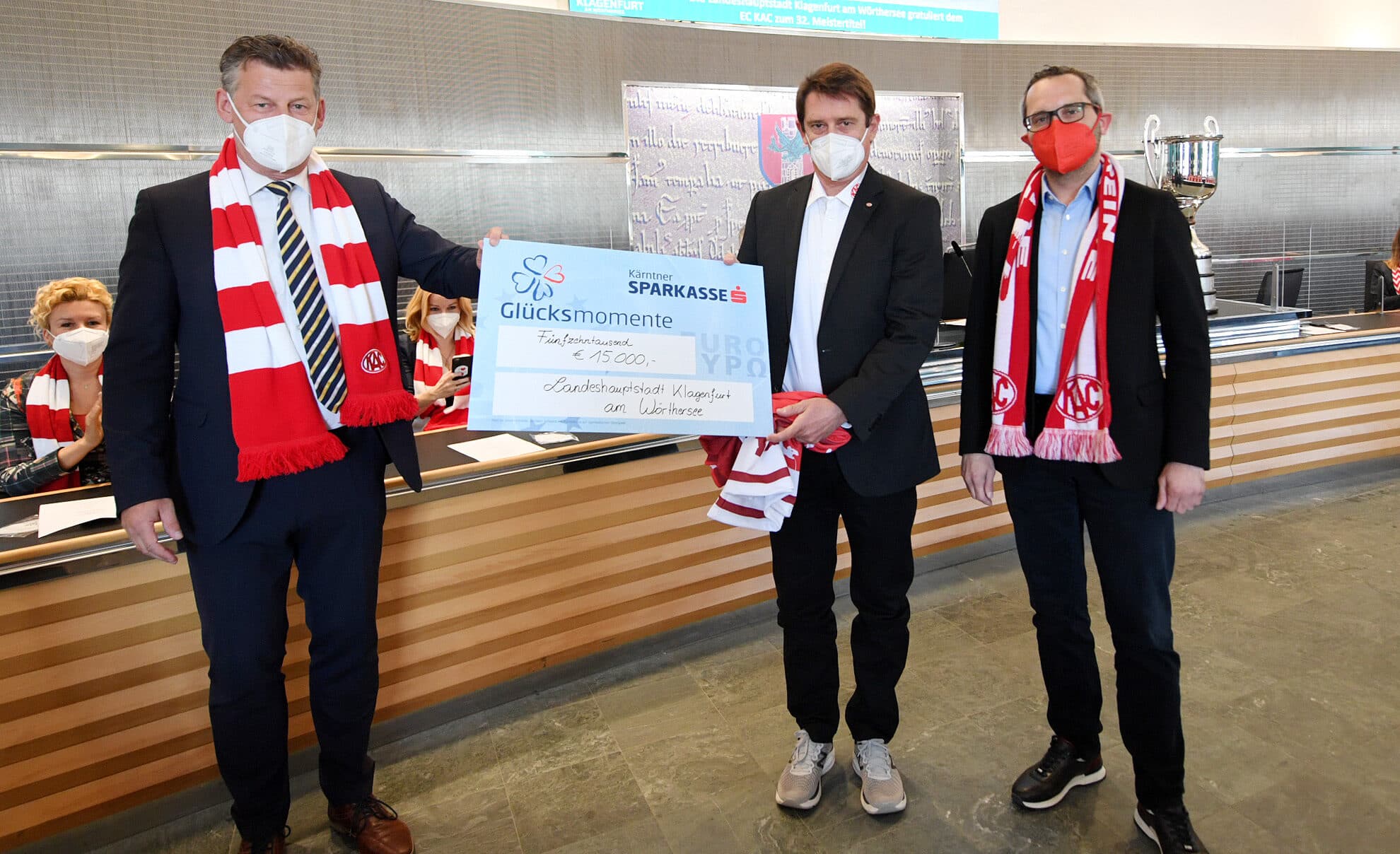 Bürgermeister Christian Scheider, Sportreferent Stadtrat Franz Petritz und die Mitglieder des Stadtsenates gratulierten dem EC-KAC zum 32. Meistertitel.