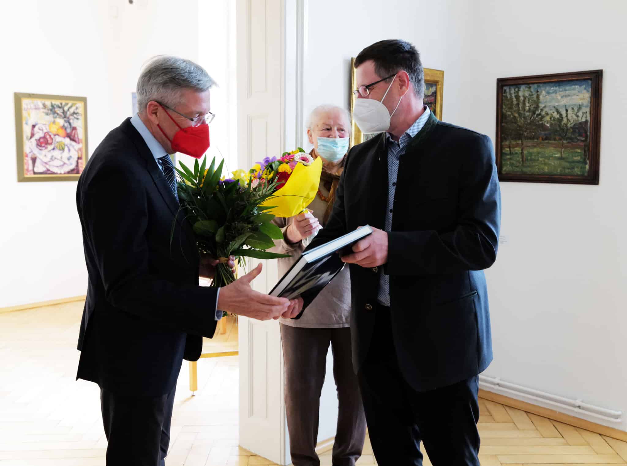 Landeshauptmann und Bürgermeister bei der Ausstellungseröffnung im Museum.