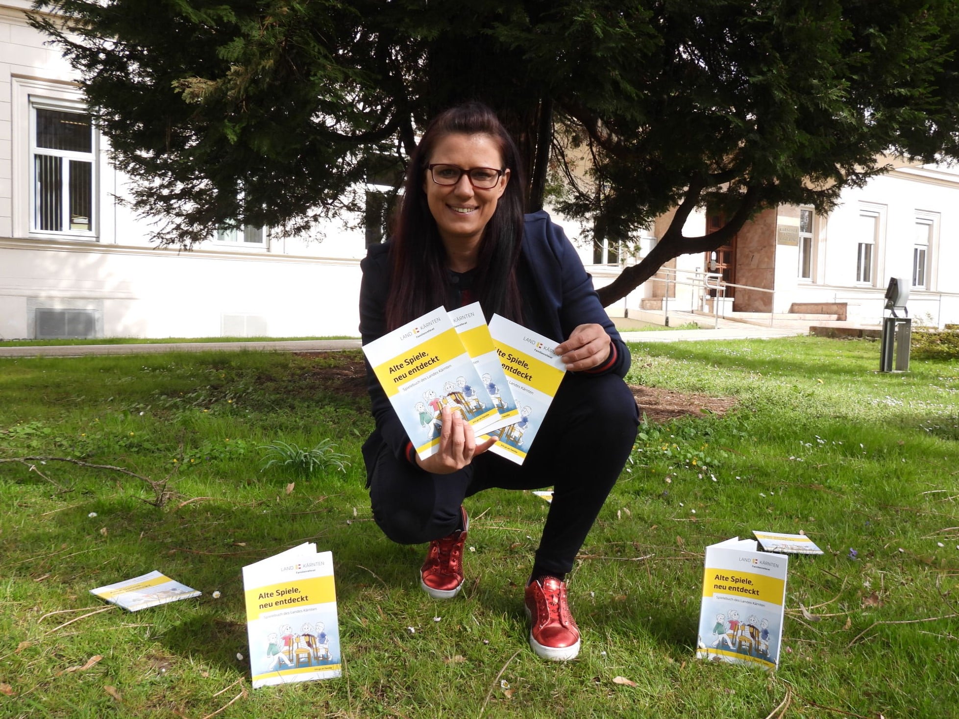 LRin Sara Schaar mit dem Spielebuch des Landes „Alte Spiele – Neu entdeckt“