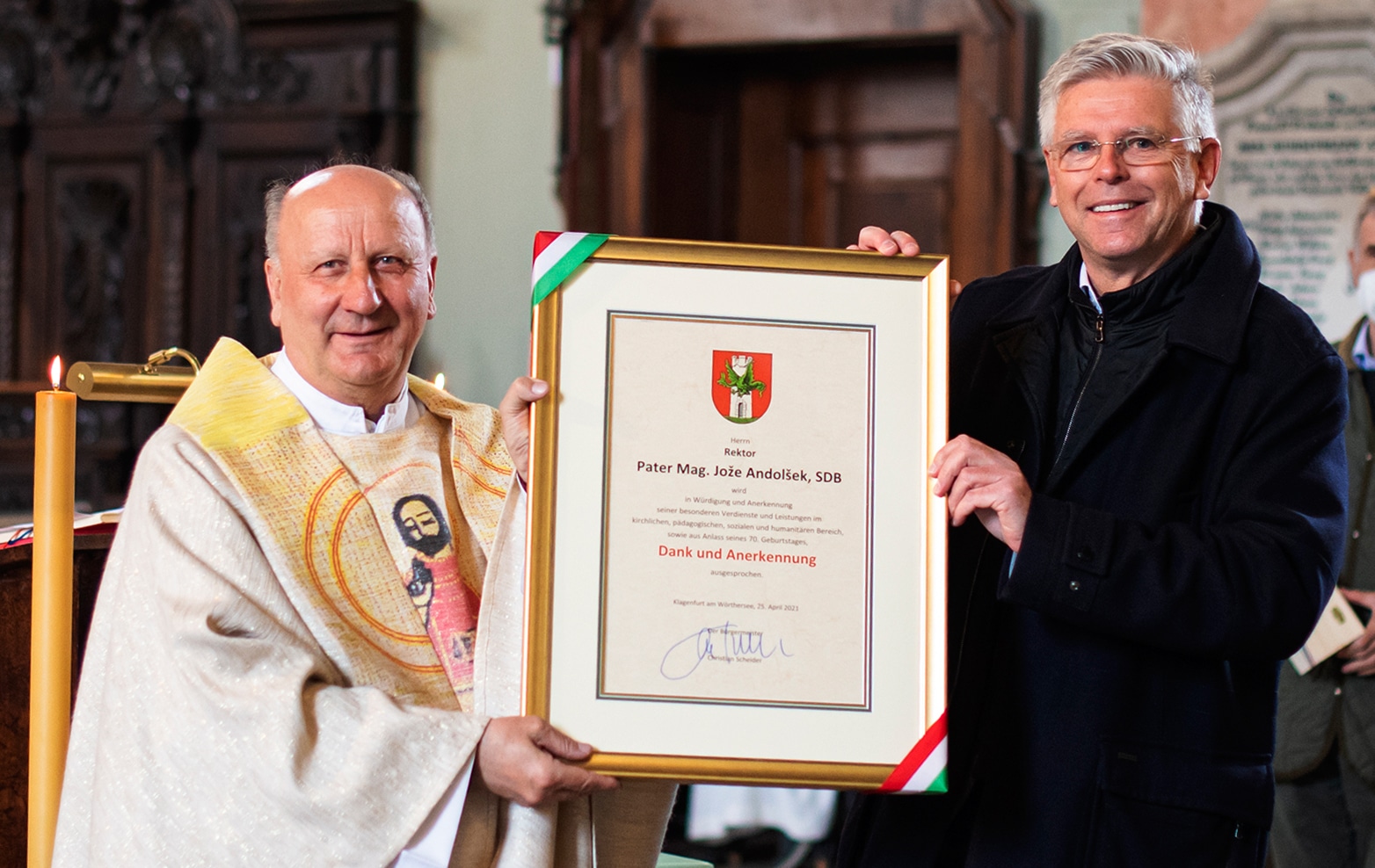 Vizebürgermeister Prof. Mag. Alois Dolinar überreichte Pater Mag. Jože Andolšek
offiziell die Urkunde für „Dank und Anerkennung“ der Stadt Klagenfurt.
