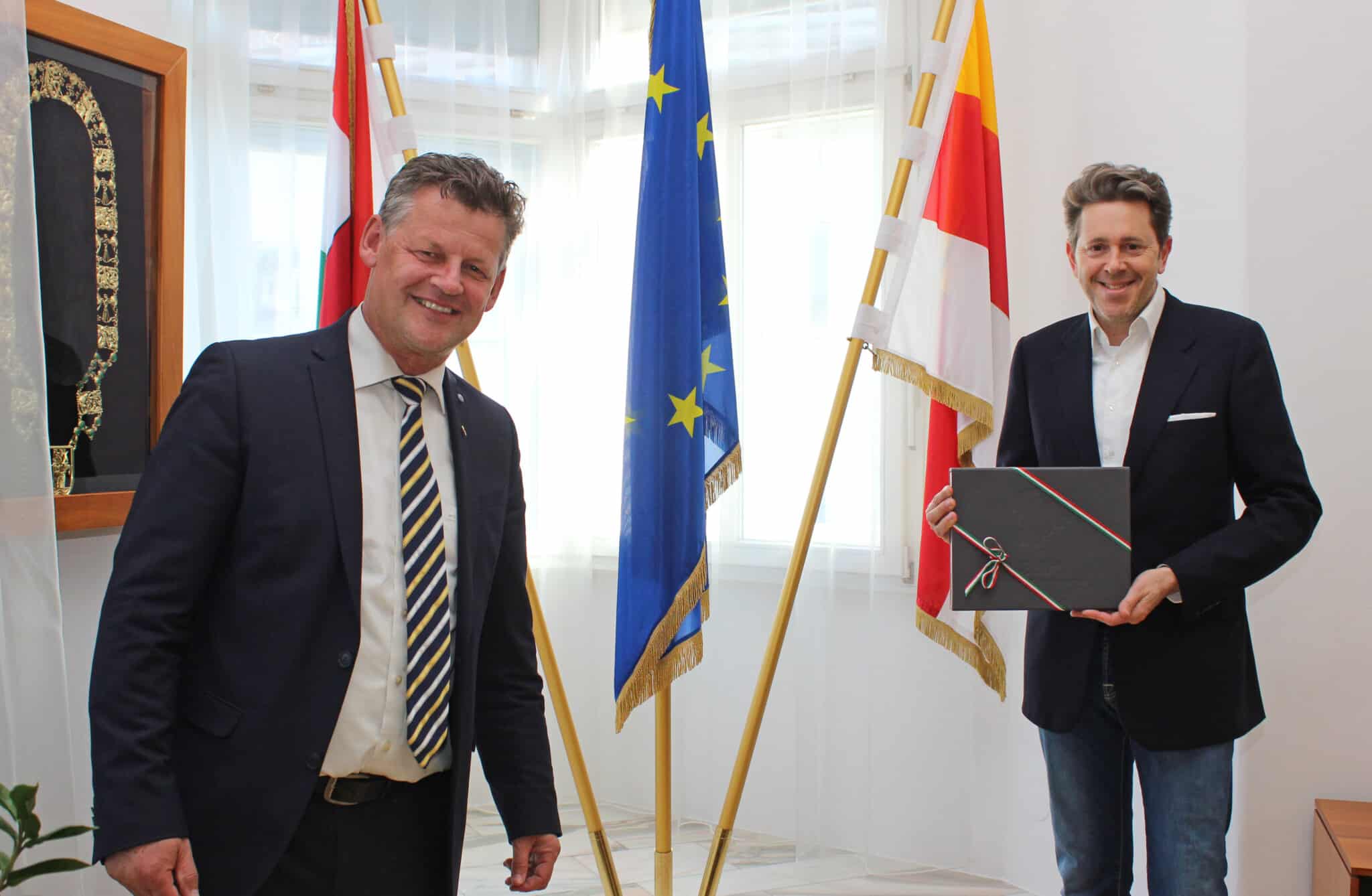 Bürgermeister Christian Scheider hieß Dr. Harald Mahrer, Präsident der
Österreichischen Wirtschaftskammer, herzlich in Klagenfurt willkommen. Als
Willkommensgeschenk erhielt Mahrer ein Klagenfurt-Buch.