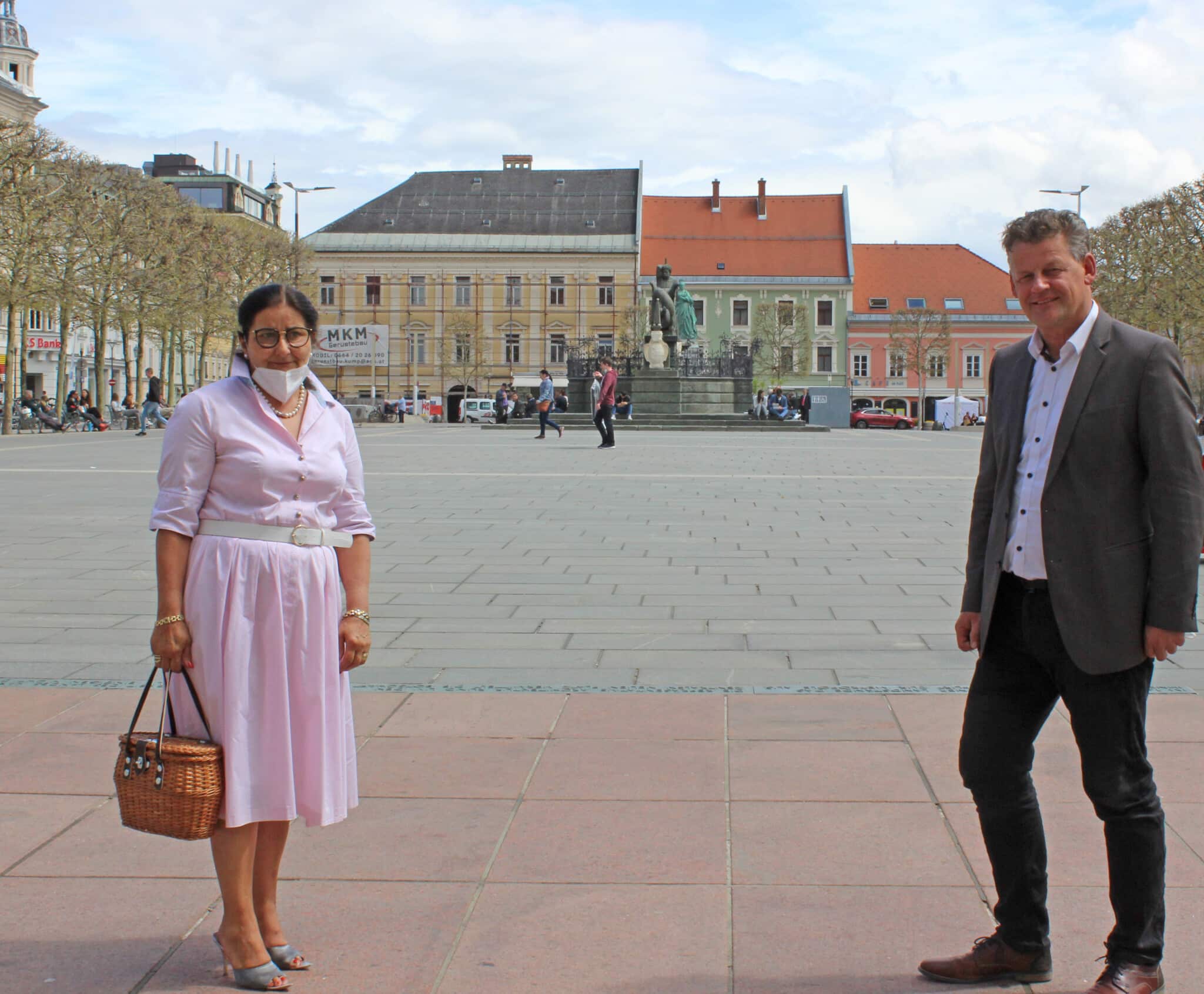 Bürgermeister Christian Scheider mit Edith Haslinger (Vertreterin der Wirtschaftskammer für Markt-, Straßen- und Wanderhandel)

