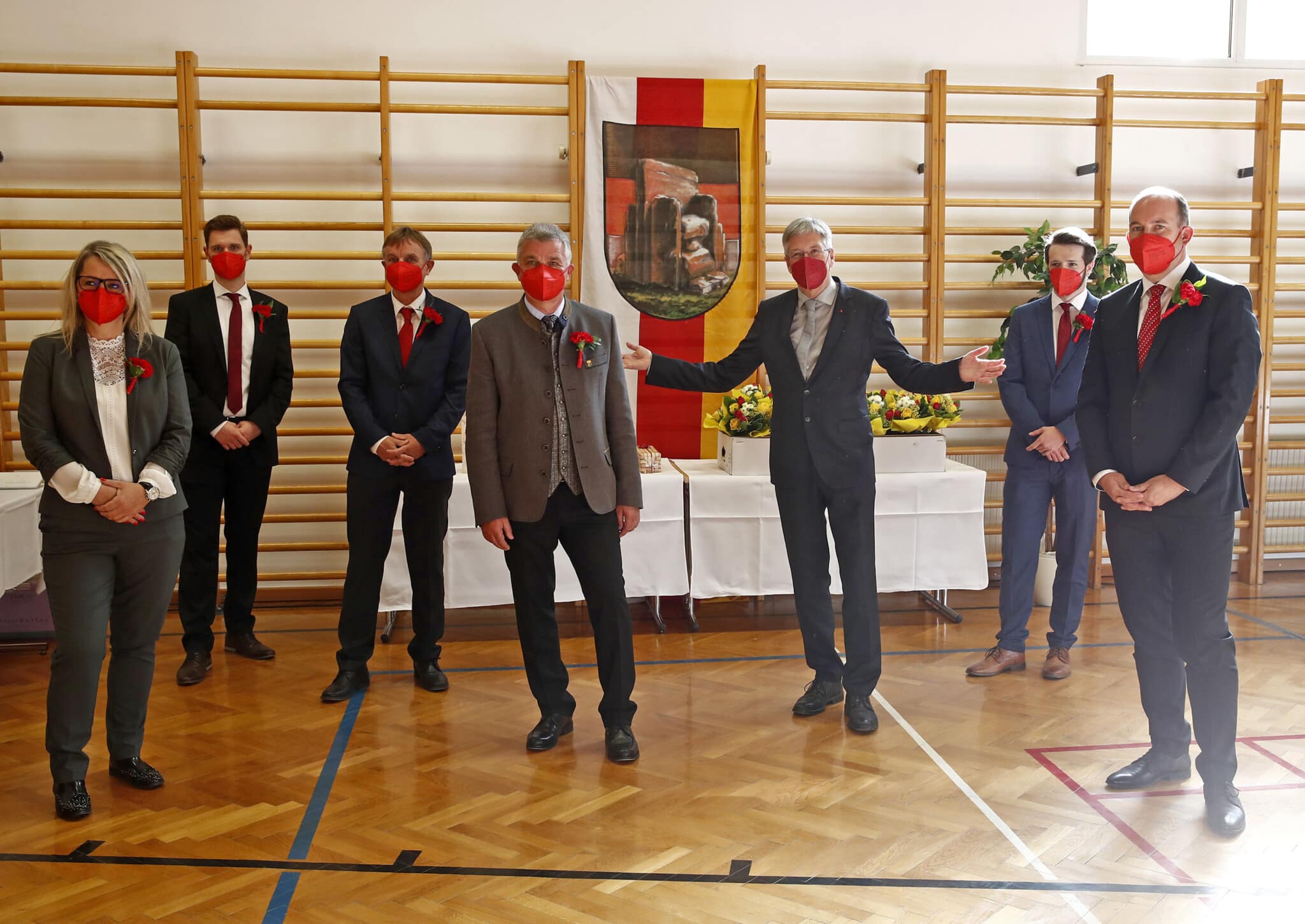 LH Peter Kaiser bei der konstituierenden Gemeinderatssitzung in Maria Saal mit dem neuen Bürgermeister Franz Pfaller (links von Kaiser) und angelobten GemeinderätInnen. 