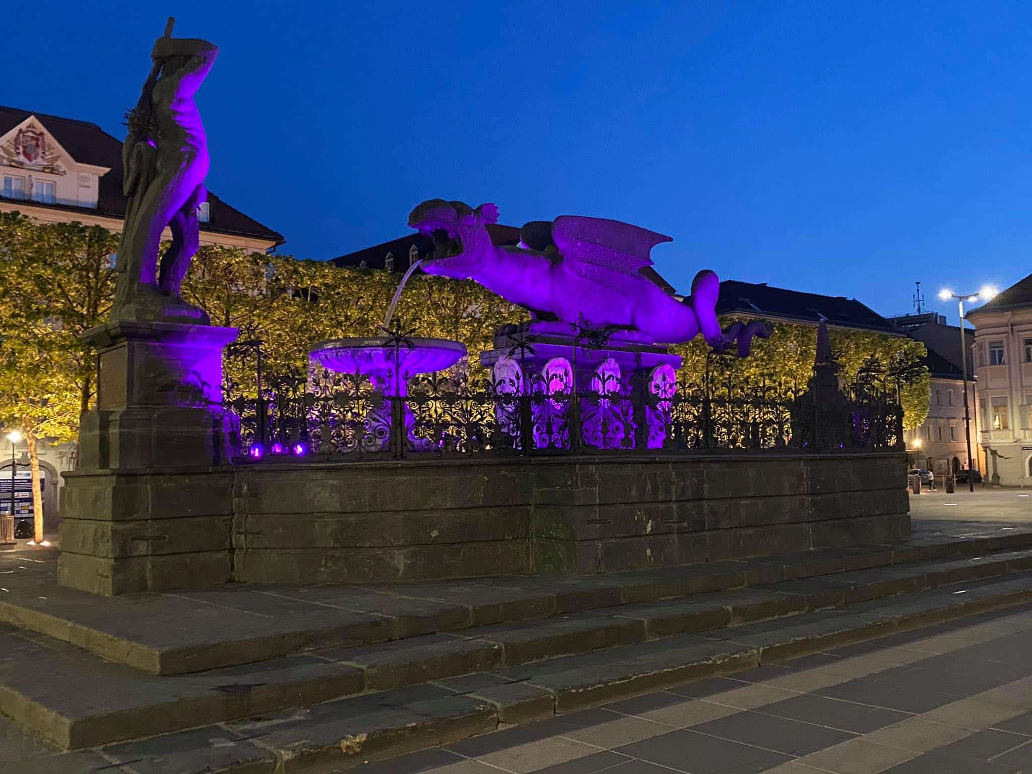 Der Lindwurm in Klagenfurt leuchtet in den Austria-Farben.