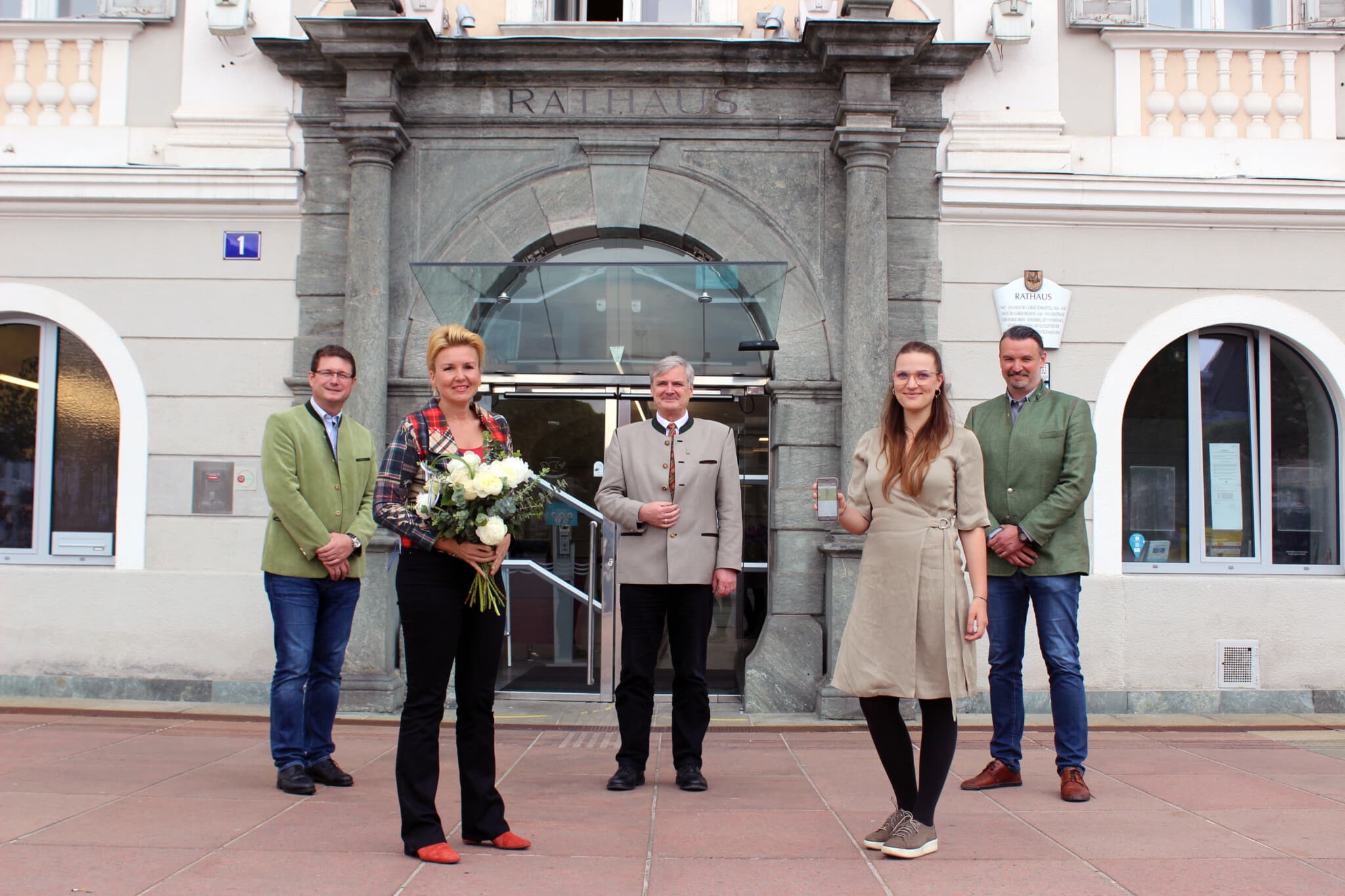 Stadträtin Sandra Wassermann mit Vertretern der Kärntner Jägerschaft vor dem Klagenfurter Rathaus.