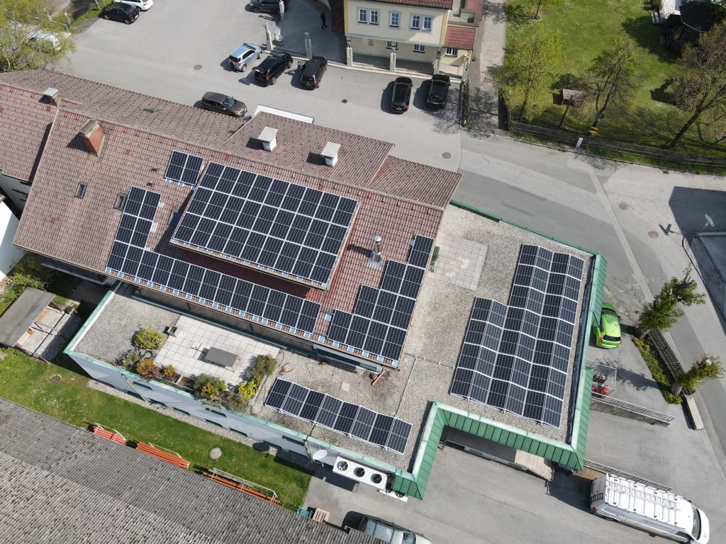 Die Photovoltaikanlage auf dem Dach des Kaufhauses Kovsca. (c) ADEG Kovsca