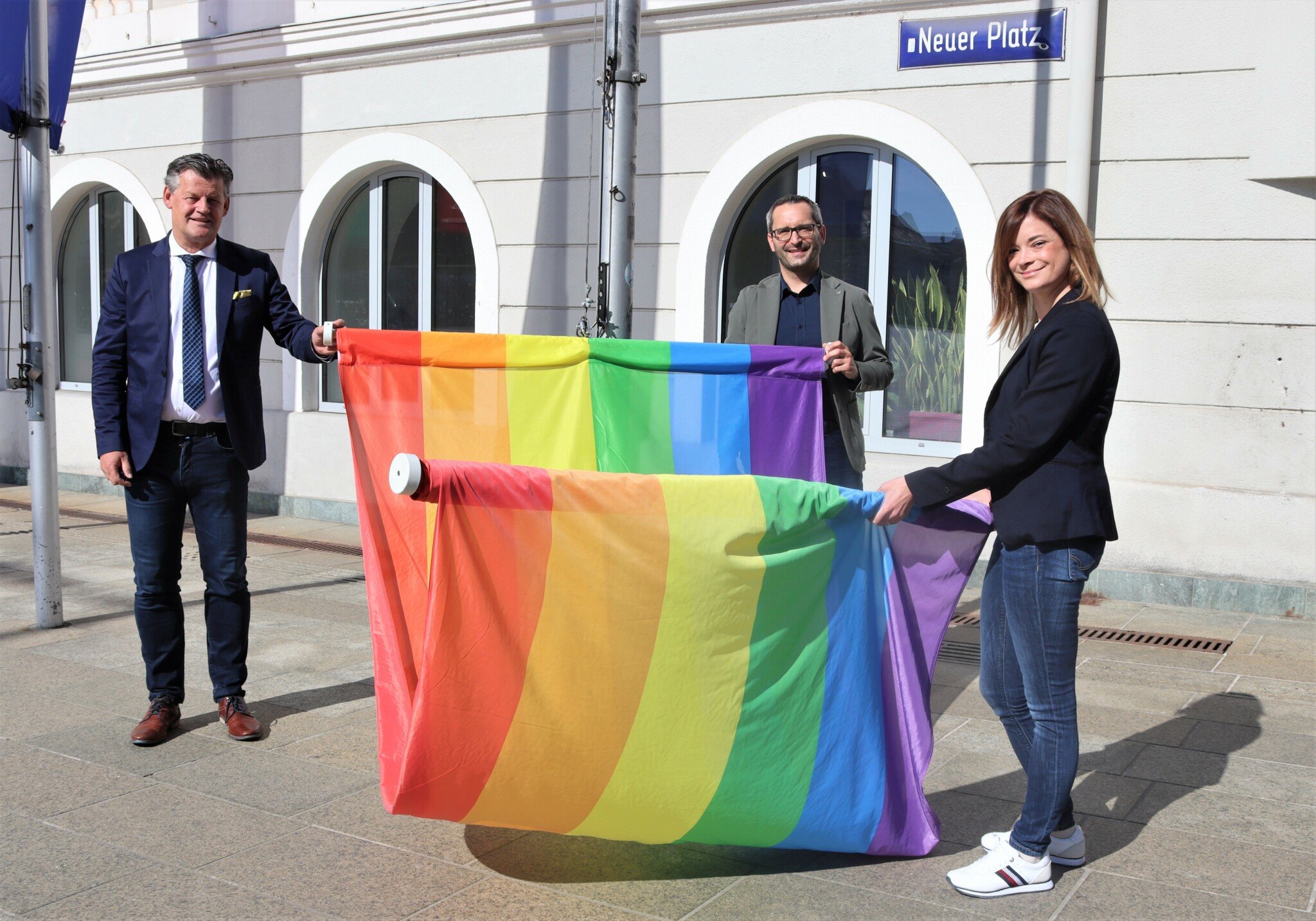 Bürgermeister Christian Scheider hisst gemeinsam mit Stadträtin Mag.a Corinna
Smrecnik und Stadtrat Mag. Franz Petritz die Regenbogenfahne vor dem
Rathaus.