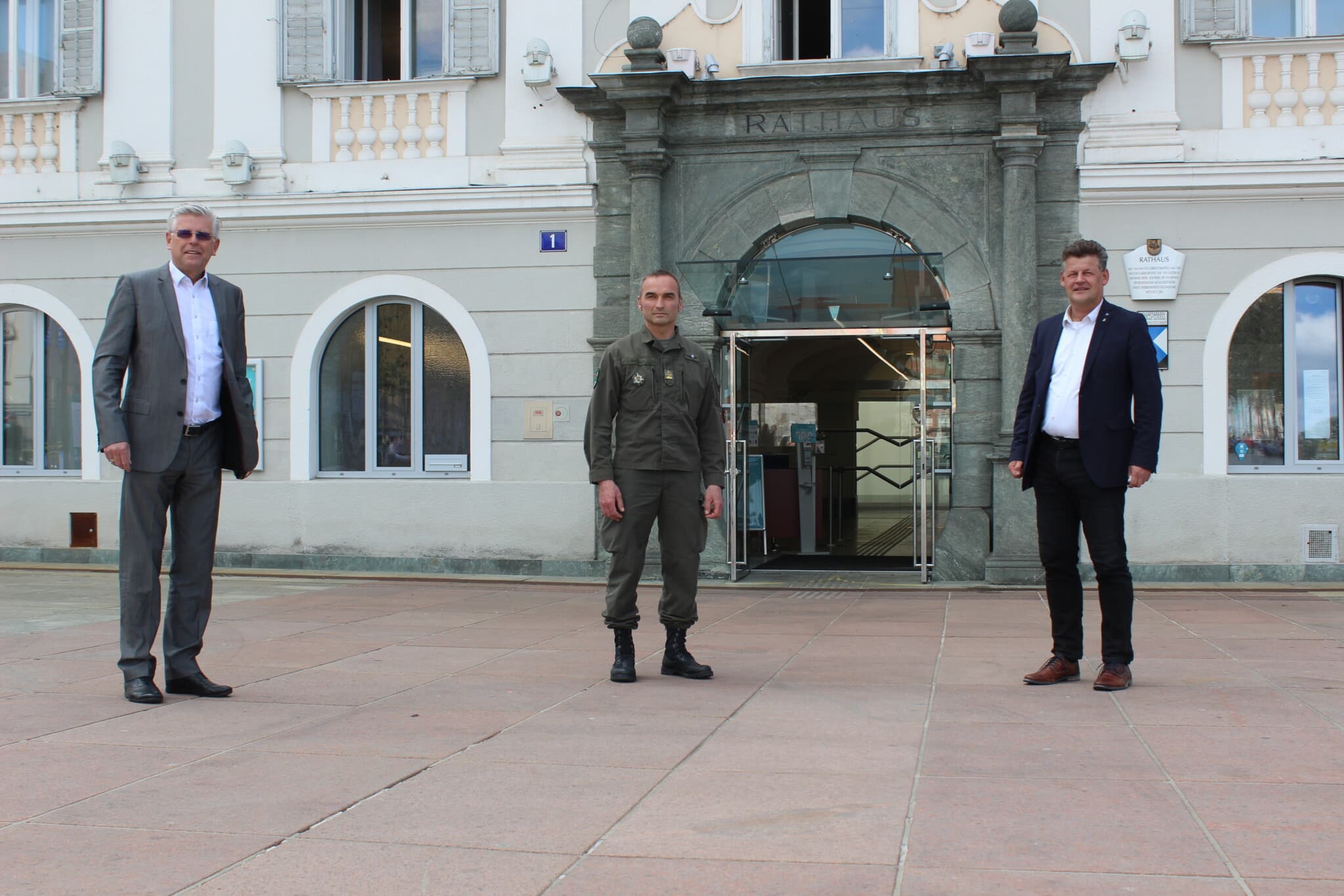 Bürgermeister Christian Scheider, Vizebürgermeister Alois Dolinar und Kommandant des Jägerbataillons 25, Oberst Alexander Raszer vor dem Klagenfurter Rathaus.