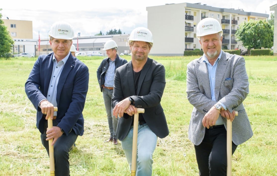 Mario Deuschl, Geschäftsführer Wertbau, Adolf Nageler von Nageler Immobilien und Wolfgang Stabauer Geschäftsführender Gesellschafter Öko-Wohnbau (v.l.) beim Spatenstich.