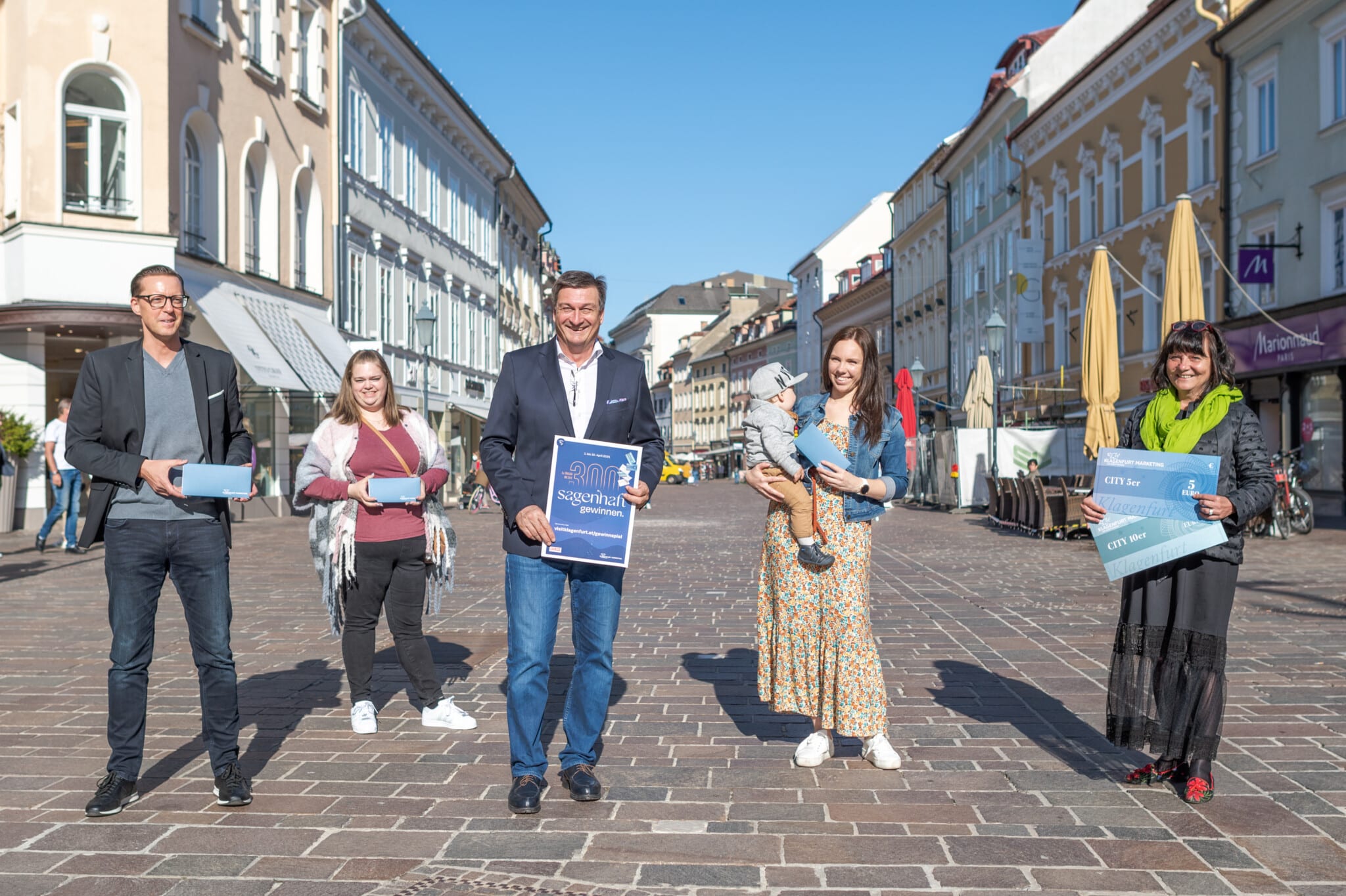 WK-Präsident Jürgen Mandl (Mitte) und Klagenfurt Marketing-Geschäftsführerin Inga Horny (rechts) gratulierten Andreas Velina, Birgit Schusser und Sabrina Kosnjek zum Gewinn