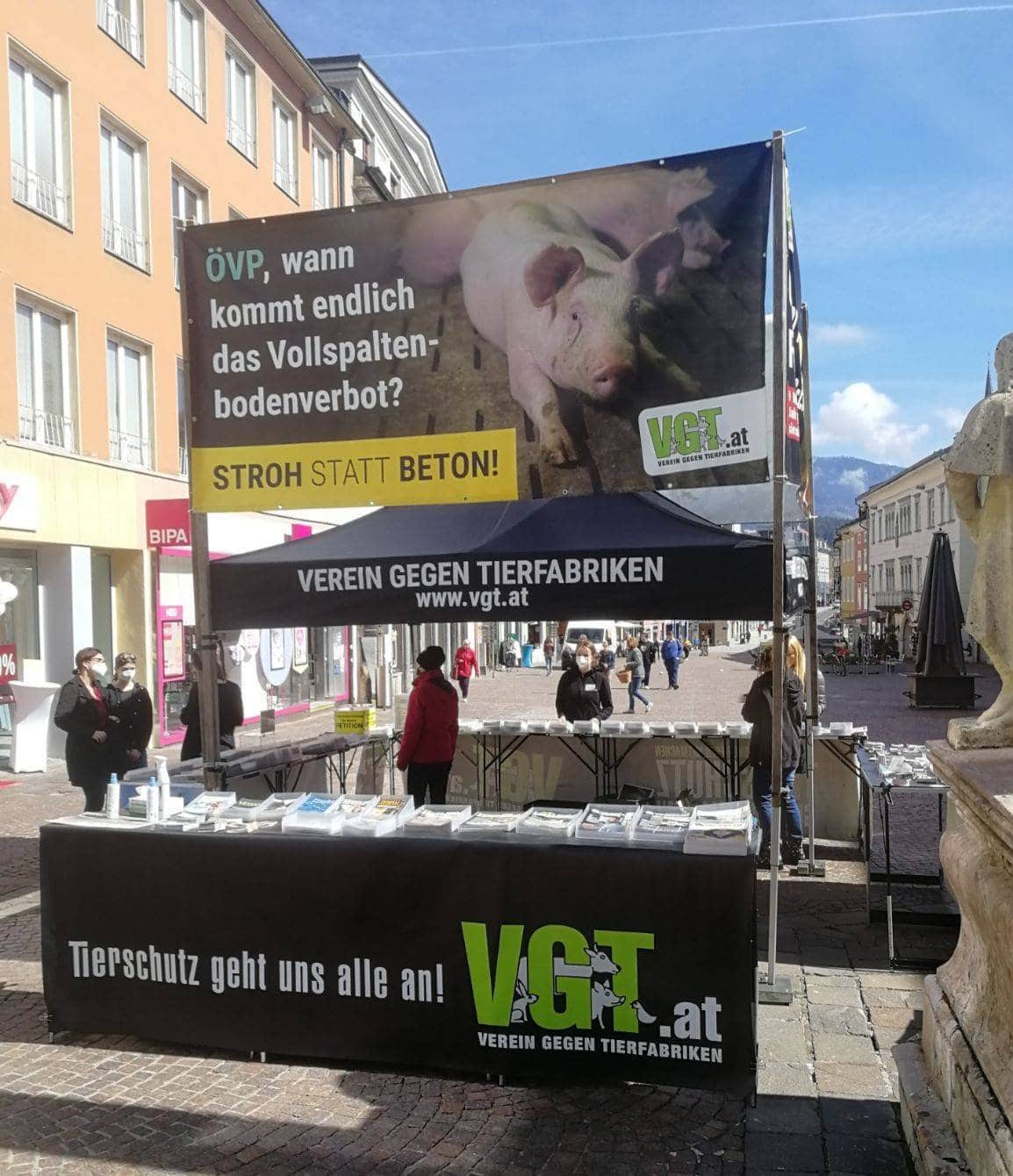 In Villach wurde am 8. Mai gegen die Vollspaltenböden demonstriert.