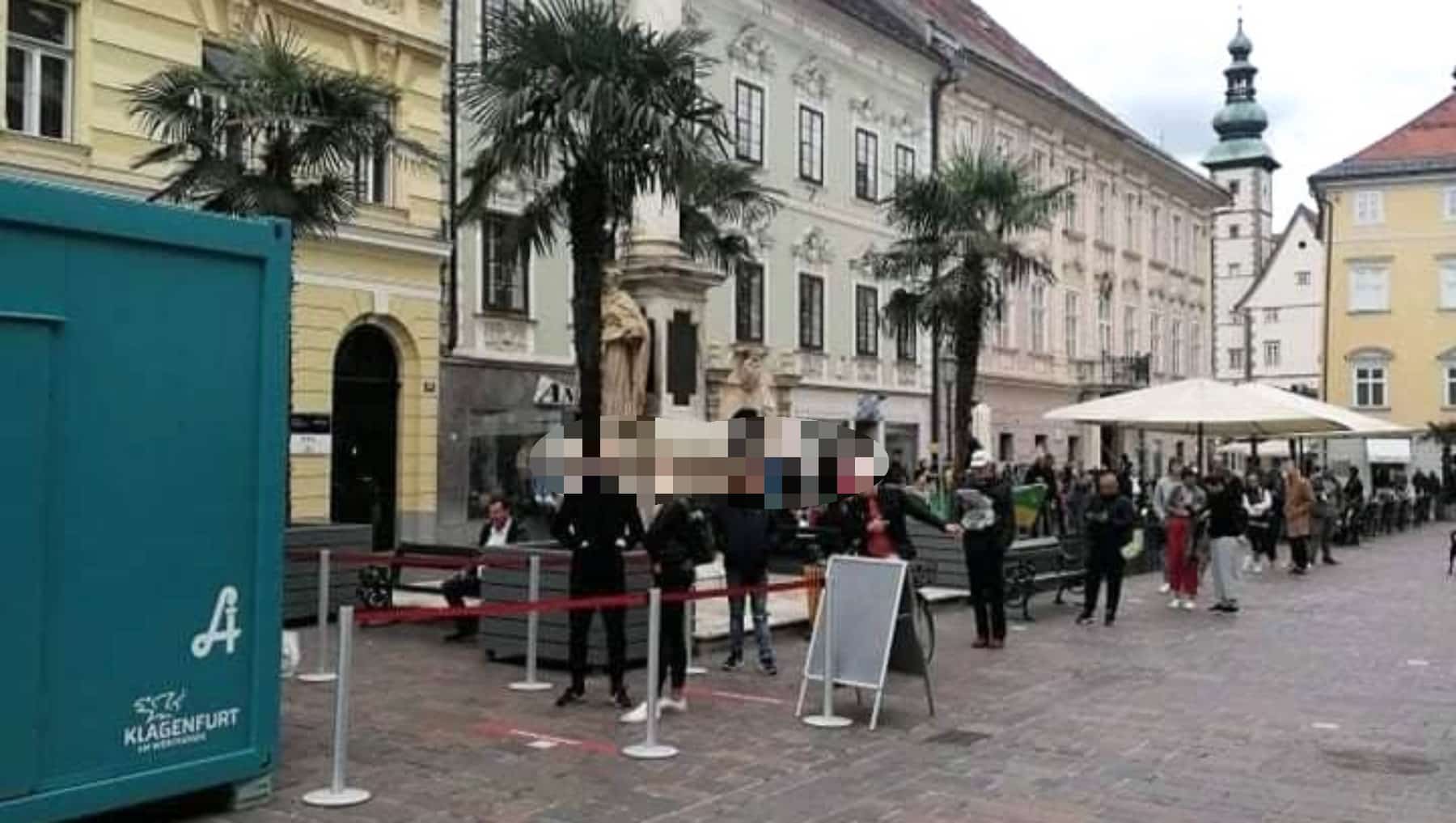 Am Alten Platz in Klagenfurt standen heute wieder zahlreiche Personen Schlange und warteten auf ihren Corona-Test. 